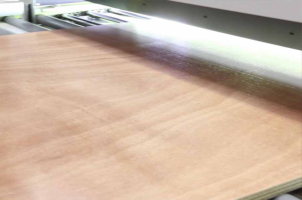 Photo détail du séchage d'un panneau bois par exposition UV